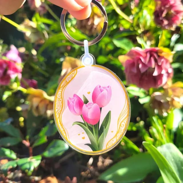 Détail du porte-clés acrylique avec son illustration florale de tulipes roses et son anneau.