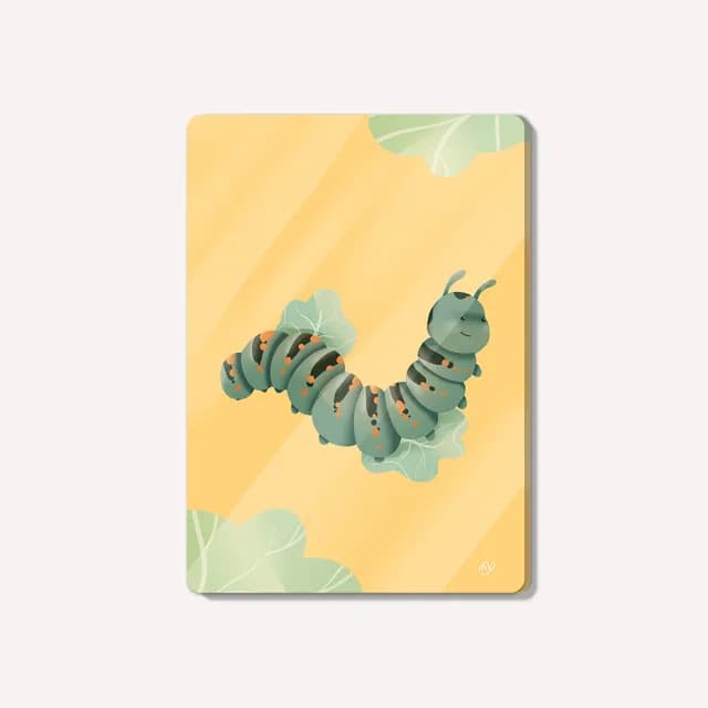 Carte postale jaune ornée d'une chenille verte et de feuilles claires