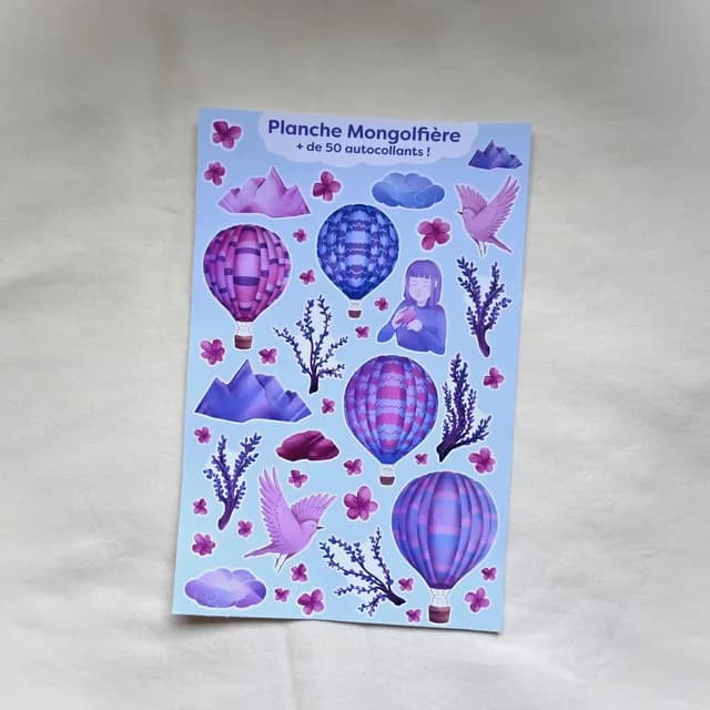 Vue d'ensemble de la planche d'autocollants illustrés avec montgolfières et motifs poétiques violets.