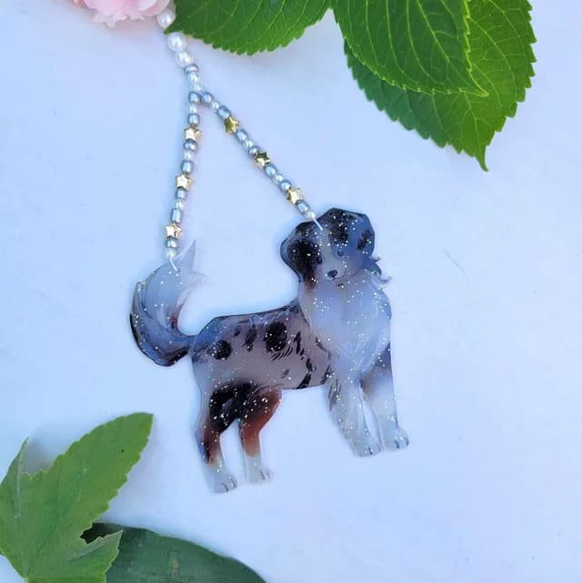 Suncatcher berger australien pailleté suspendu par un rang de perles et étoiles dorées