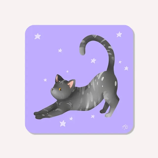 Chat tigré gris qui s'étire sur fond violet parsemé de petites étoiles.