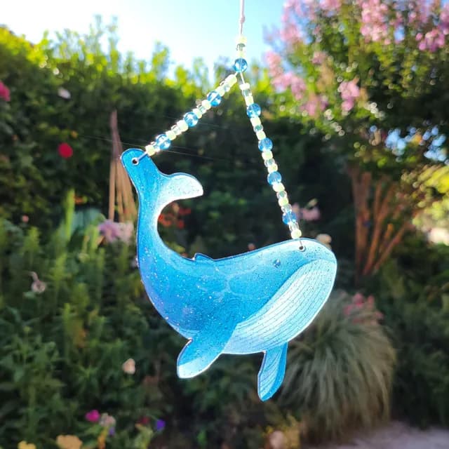 Gros plan sur les détails pailletés et les reflets de la résine de la baleine bleue