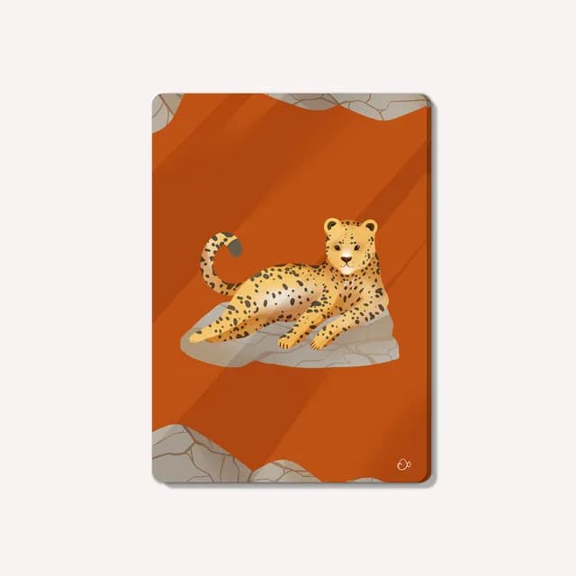 Illustration d'un léopard couché sur un rocher sur un fond orange chaud aux détails minéraux