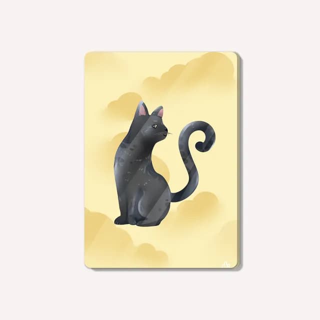 Illustration d'un chat noir à la queue recourbée sur un fond jaune nuageux aux coins arrondis.