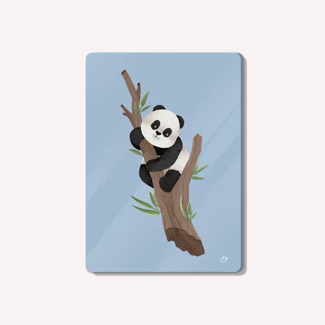 Illustration d'un petit panda accroché à un tronc d'arbre sur fond bleu clair
