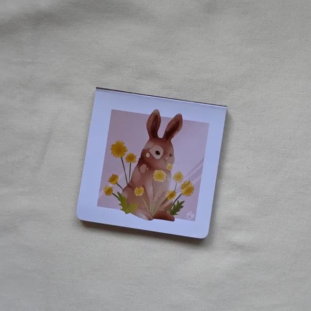 Bloc-notes carré illustré d'un lapin brun au milieu de fleurs jaunes