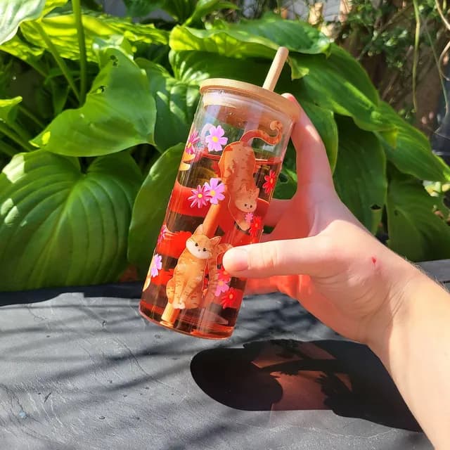 Verre cylindrique transparent décoré de chats roux et fleurs avec couvercle et paille en bambou