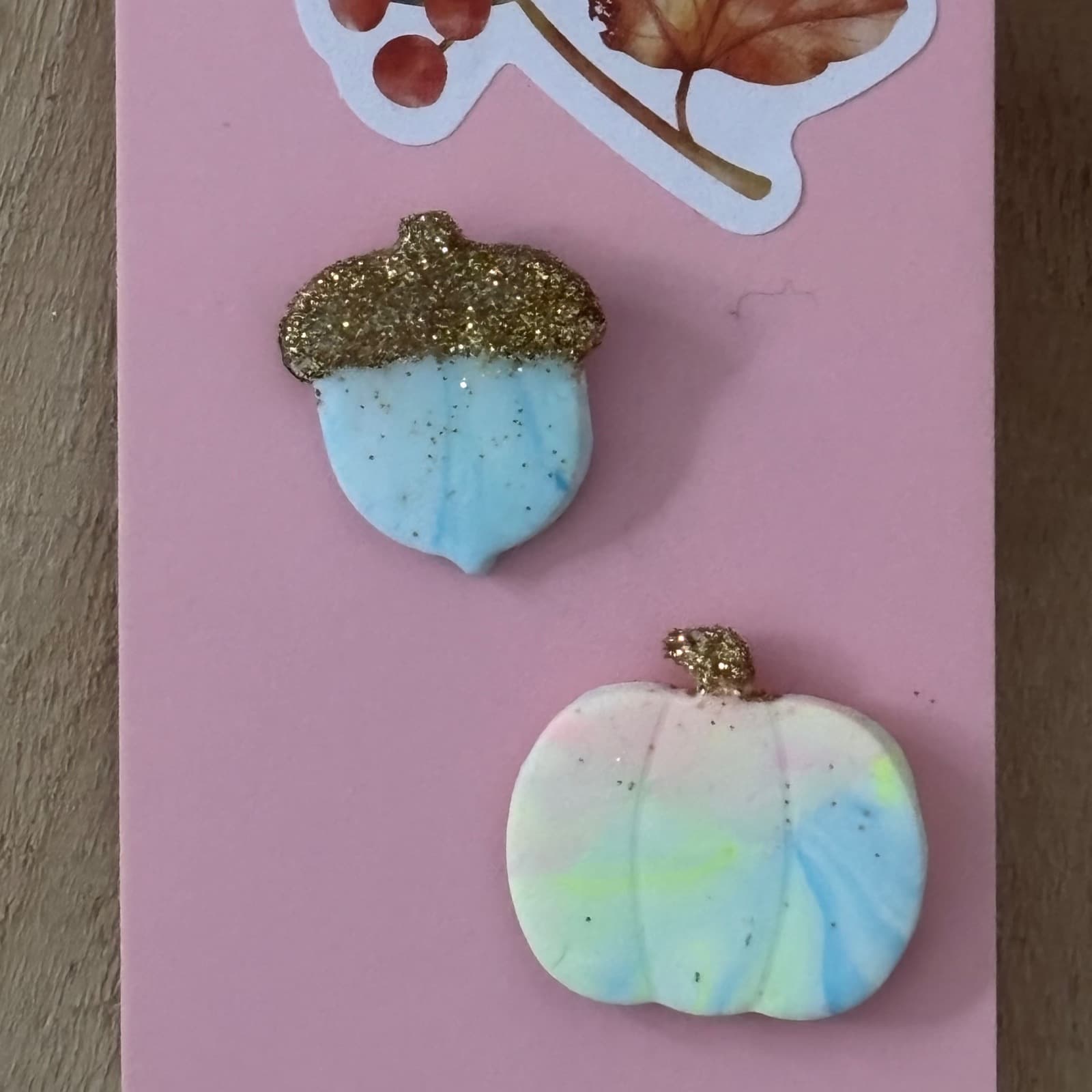 Duo de pin’s gland et citrouille aux reflets dorés