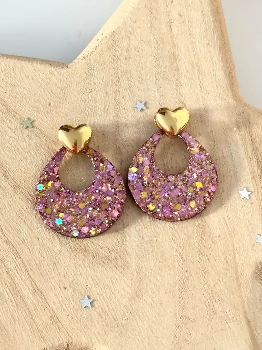 Paire de boucles d'oreilles Queen avec cœurs dorés et pampilles ajourées à paillettes roses et dorées sur bois.