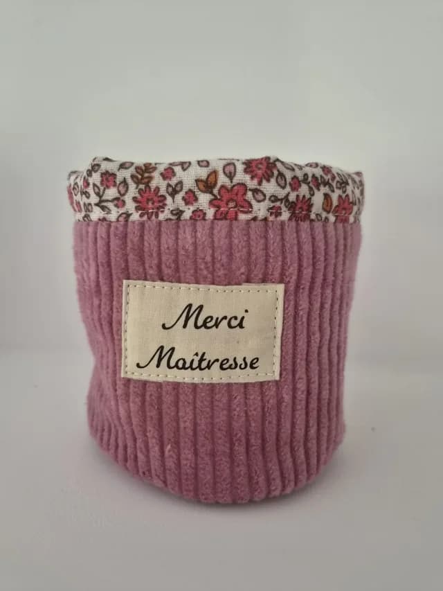 Pot à crayons en velours côtelé rose avec doublure fleurie et étiquette Merci Maîtresse cousue.