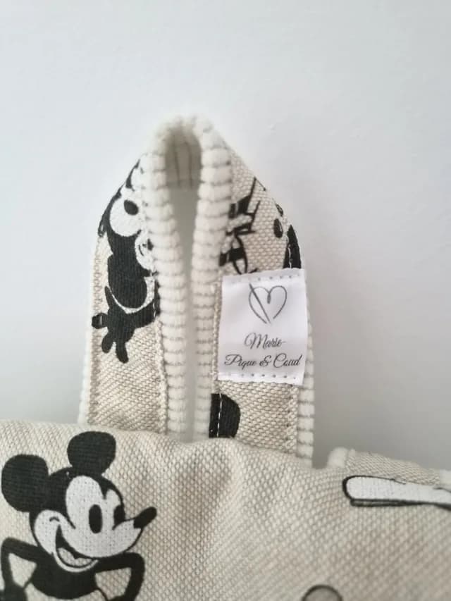 Sac à dos maternelle en velours crème et tissu imprimé Mickey vu de face