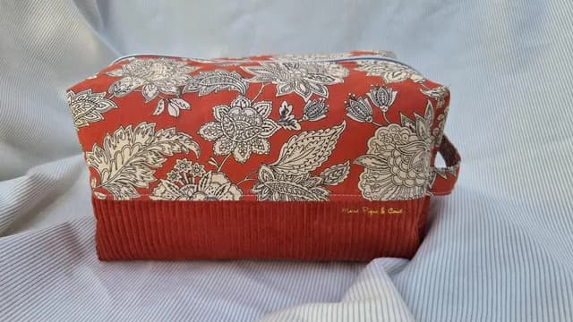 Trousse de toilette terracotta à motifs floraux et base en velours côtelé avec fermeture zippée