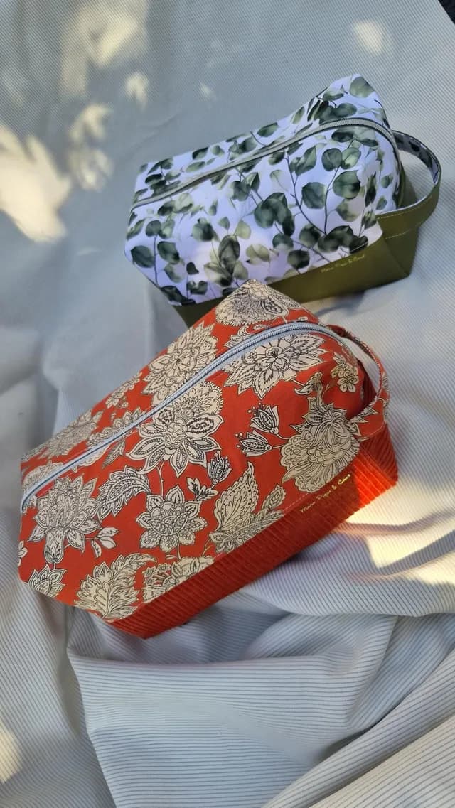 Duo de trousses de toilette artisanales, motifs terracotta fleuri et eucalyptus avec base contrastée