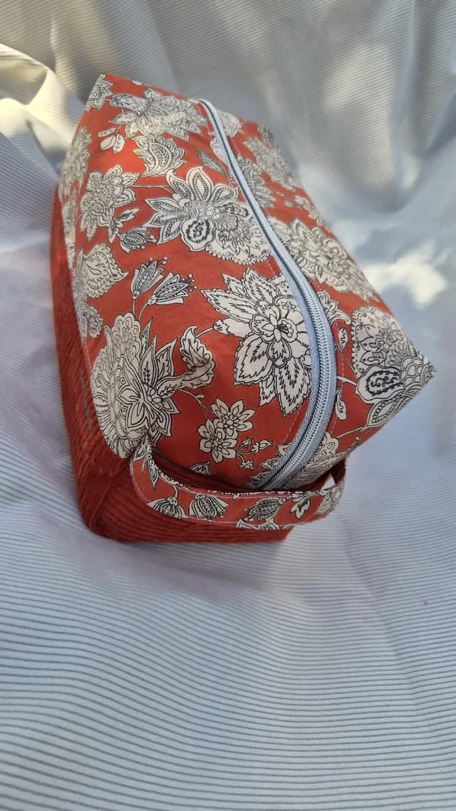 Trousse de toilette grand format motif feuilles d'eucalyptus avec anse latérale de transport