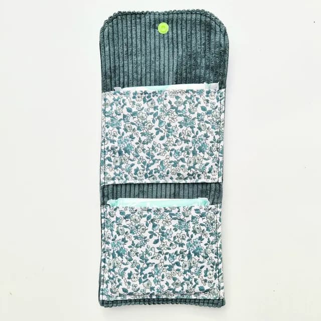 Pochette ouverte en velours côtelé vert sapin et deux compartiments en tissu Liberty fleuri.