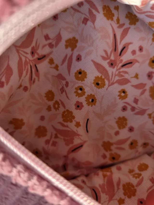 Pochette en forme de cœur en velours côtelé rose avec étiquette Maman je t'aime vue de face.