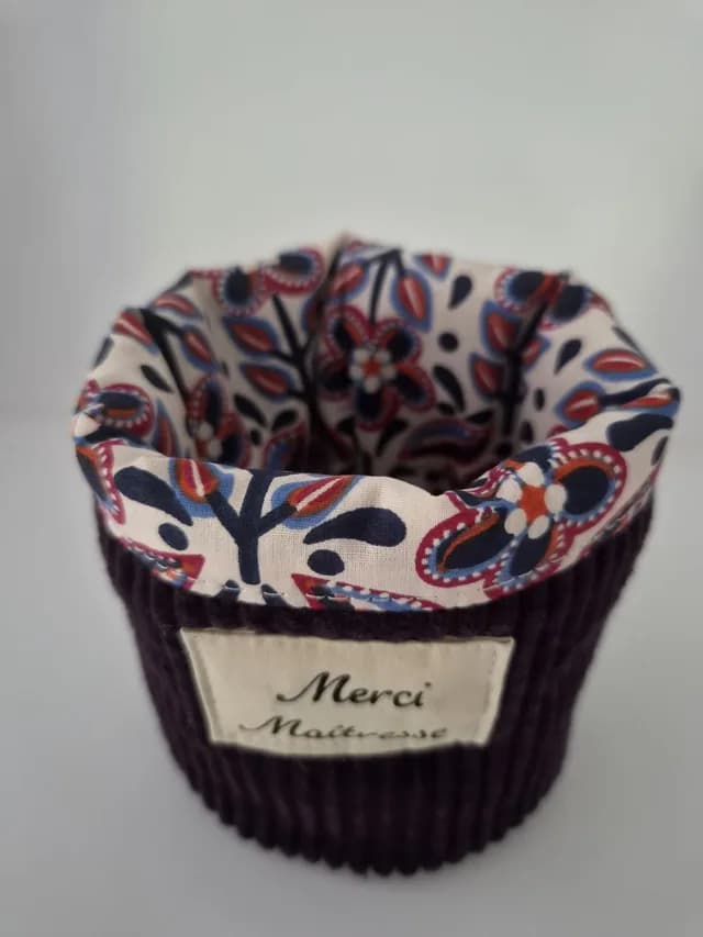 Pot à crayons en velours côtelé prune garni d'accessoires de bureau pour maîtresse