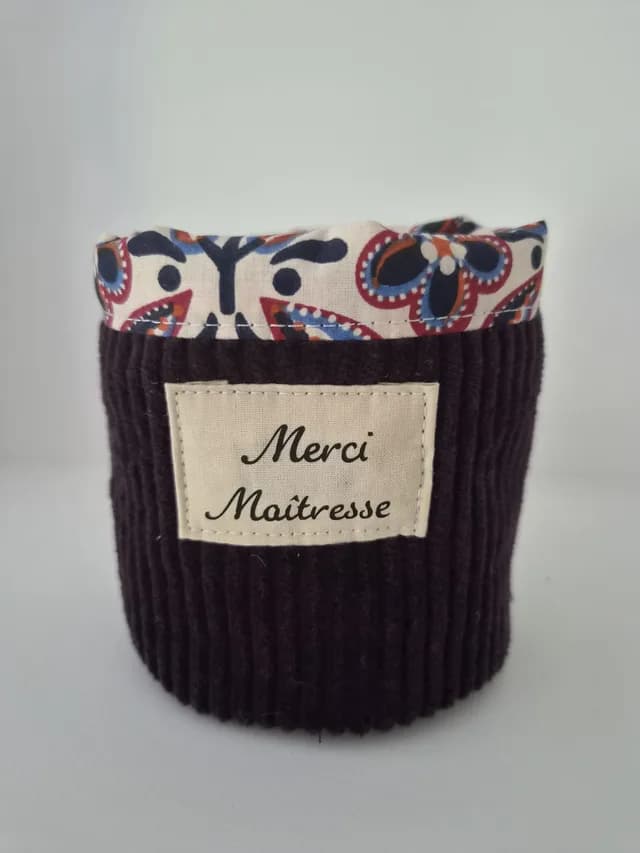 Pot à crayons en velours côtelé prune avec étiquette Merci Maîtresse et revers à motifs fleuris