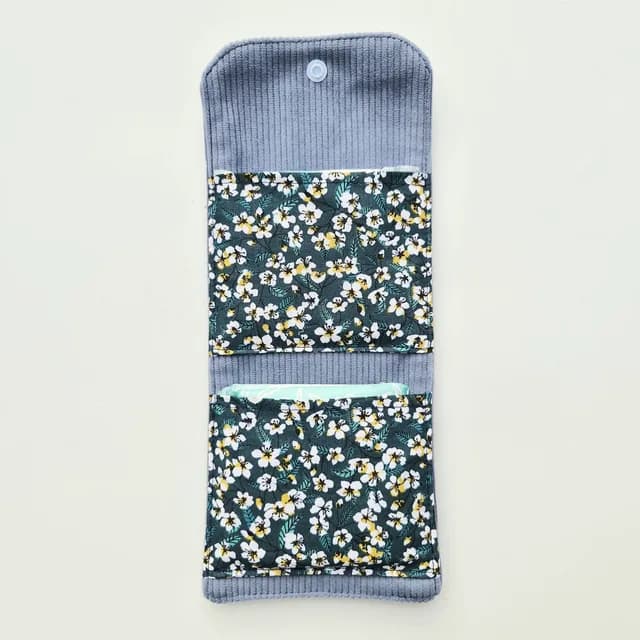 Pochette ouverte en velours côtelé bleu ciel avec deux poches à motif fleuri turquoise