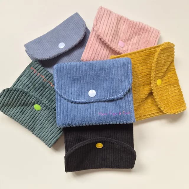 Pochette fermée en velours côtelé noir avec bouton pression doré