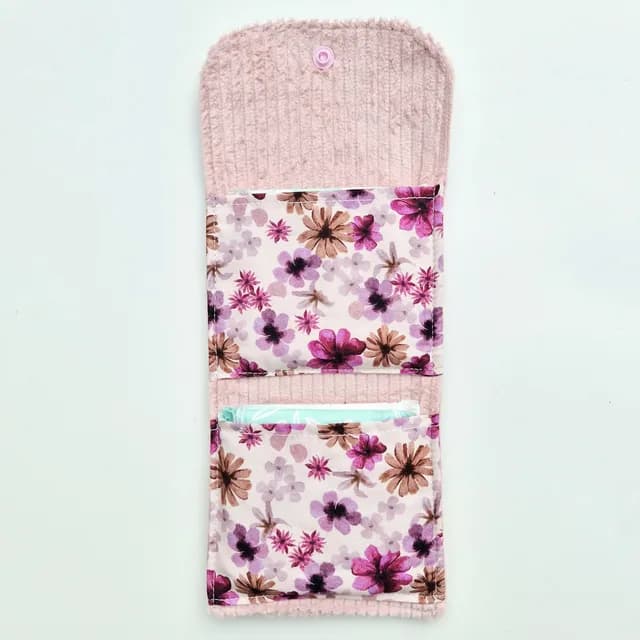 Pochette ouverte en velours côtelé rose poudré avec deux compartiments intérieurs en tissu fleuri