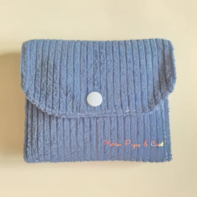 Pochette fermée en velours côtelé bleu à rabat avec bouton-pression rond