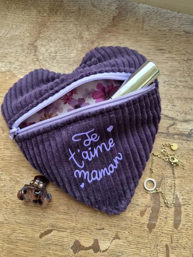 Pochette cœur en velours côtelé violet ouverte avec inscription Je t'aime maman et doublure fleurie