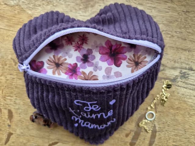 Pochette cœur fermée en velours violet foncé avec texte Je t'aime maman posée à plat