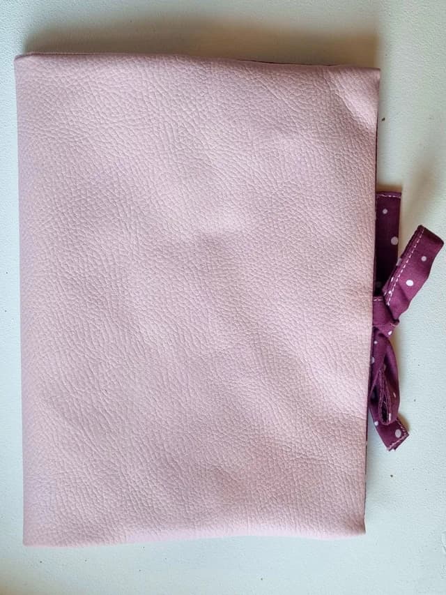 Protège-carnet de santé ouvert présentant l'intérieur en tissu adapté aux carnets de santé standard
