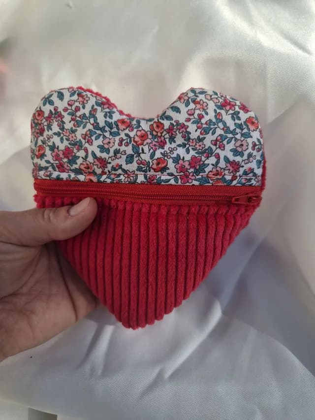 Face arrière de la pochette en forme de cœur en velours rouge doux.