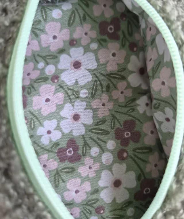 Pochette en tissu sherpa kaki en forme de coeur fermée par un zip assorti