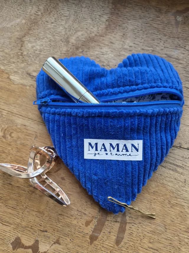 Pochette coeur bleu en velours côtelé ouverte avec inscription Maman je t'aime et accessoires de coiffure.