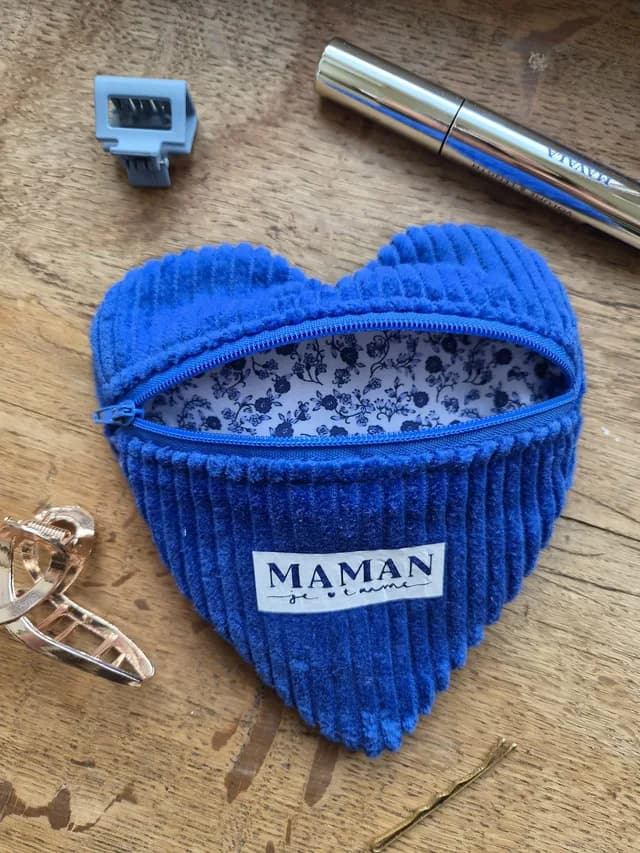 Vue de profil de la trousse coeur en velours bleu roi avec fermeture à glissière assortie.