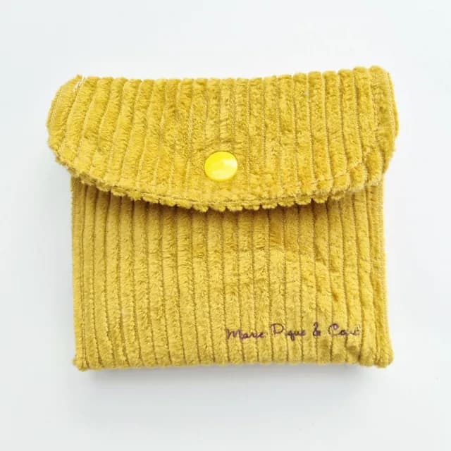 Pochette fermée en velours côtelé jaune moutarde à bouton pression jaune.