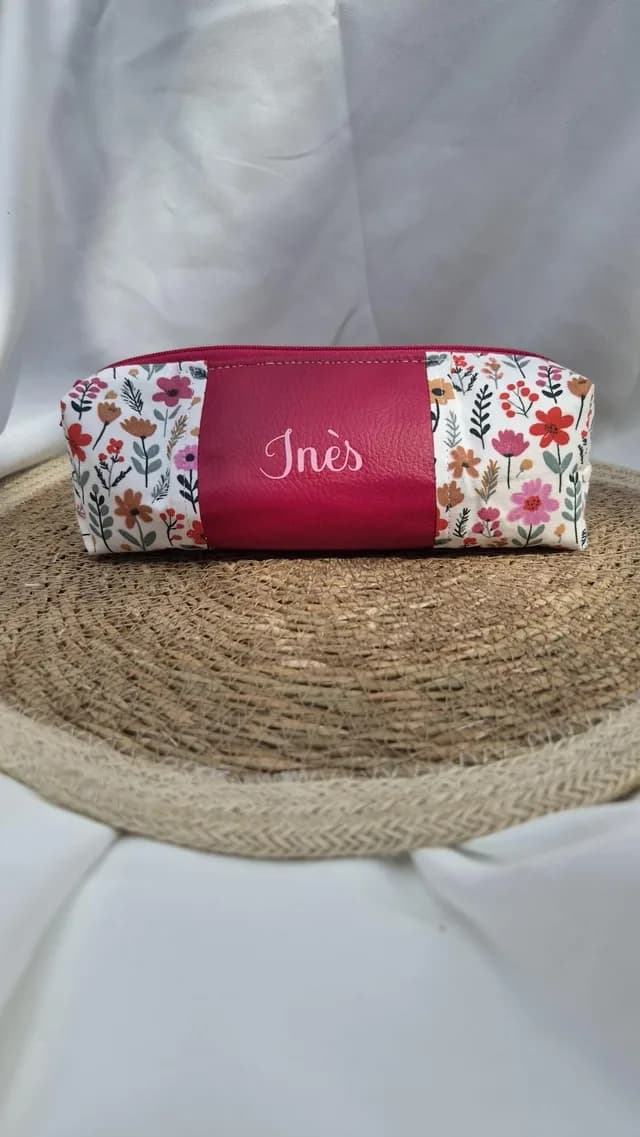 Détail de la trousse rose fuchsia à motifs floraux avec fermeture zippée
