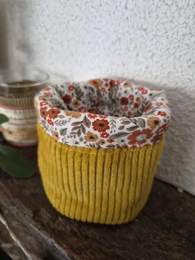Vide-poche ou pot en velours côtelé jaune moutarde avec revers en tissu floral.
