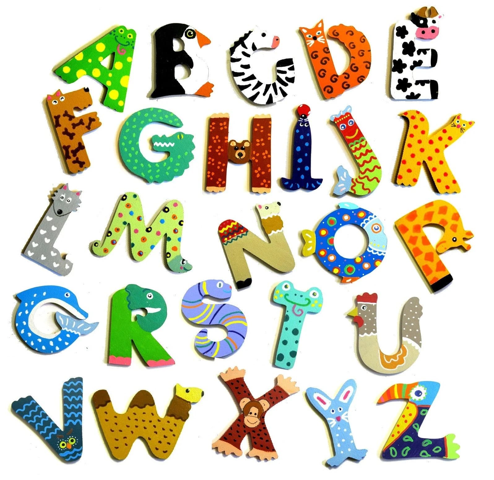 Alphabet complet de lettres en bois peint aux motifs d'animaux colorés et ludiques sur fond blanc.