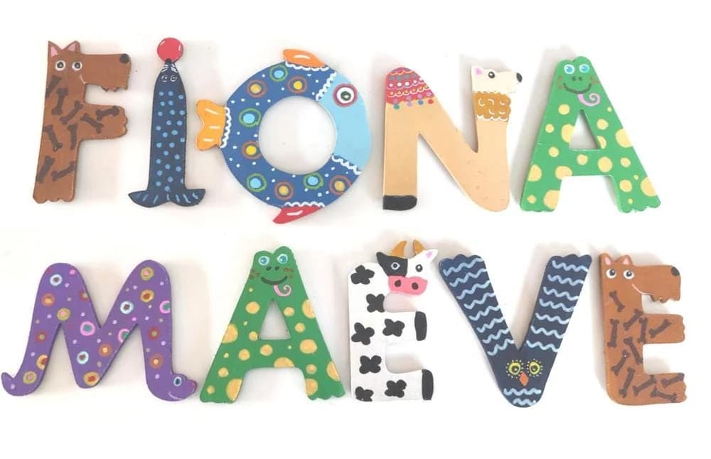 Sélection de lettres décoratives en bois peint illustrant différents animaux rigolos.