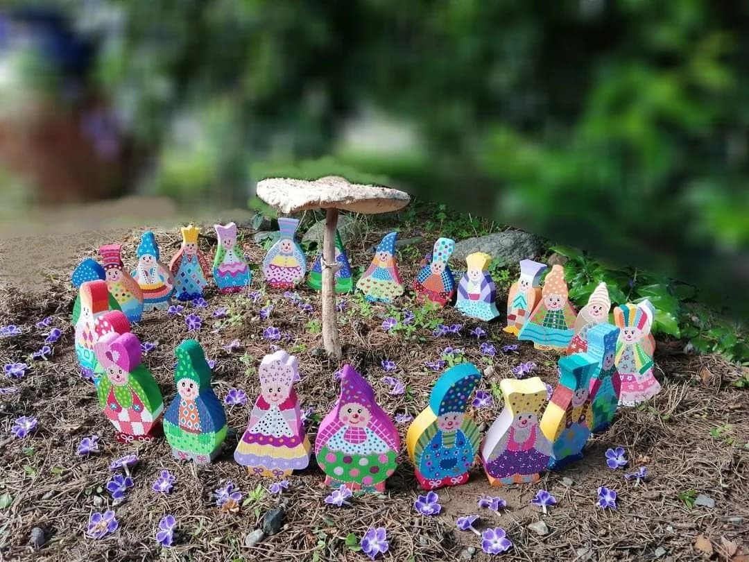 Figurine lutin Farf en bois avec chapeau rouge courbé et robe à motifs carrés