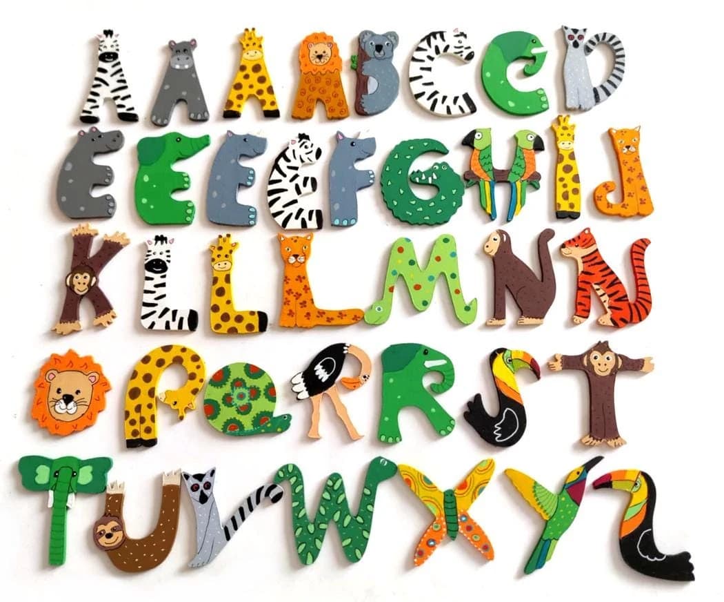 Alphabet de lettres en bois découpées et peintes illustrant des animaux de la savane et de la jungle.
