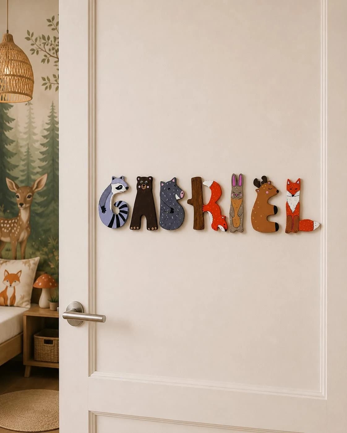 Détail de lettres de l'alphabet forêt avec motifs de renard et d'écureuil