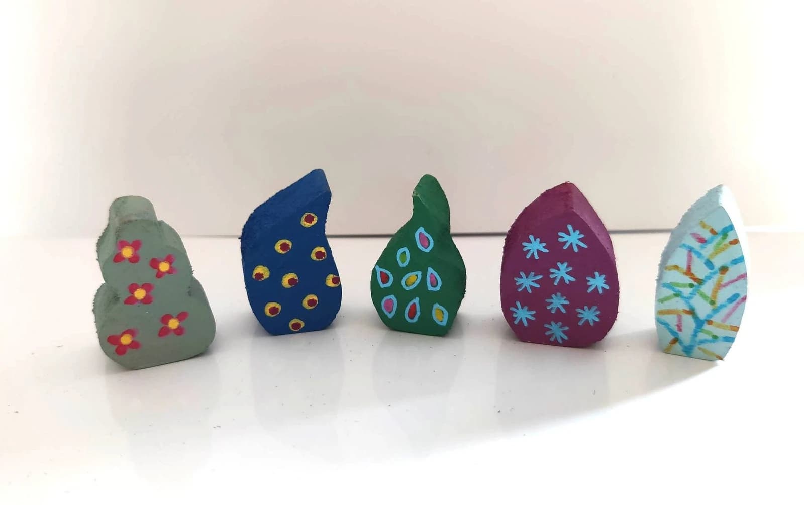 Assortiment de 5 mini arbres en bois de sapin pour décoration avec des éléments jouets miniatures, farbres série 2.