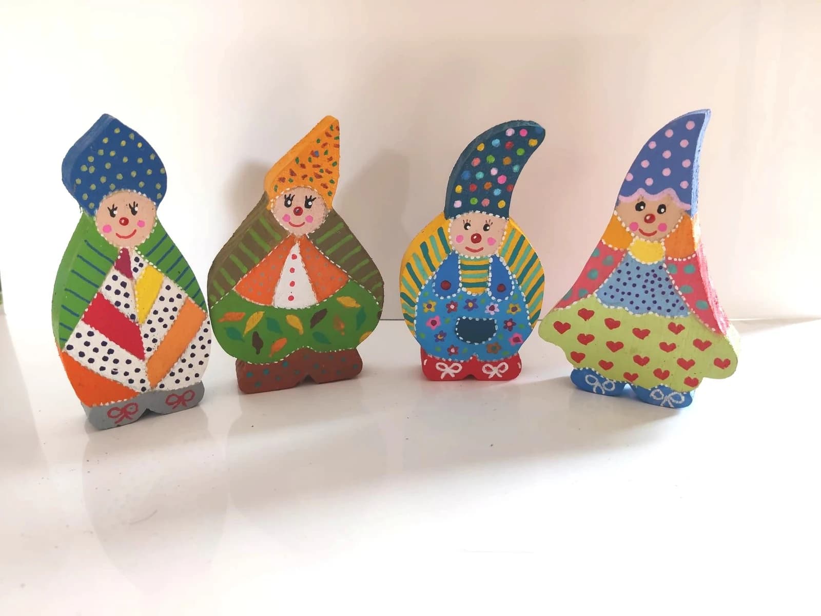 Lutin porte-bonheur, décoration de Noël au pied du sapin, figurine en bois , décoration artisanale peinte à la main…