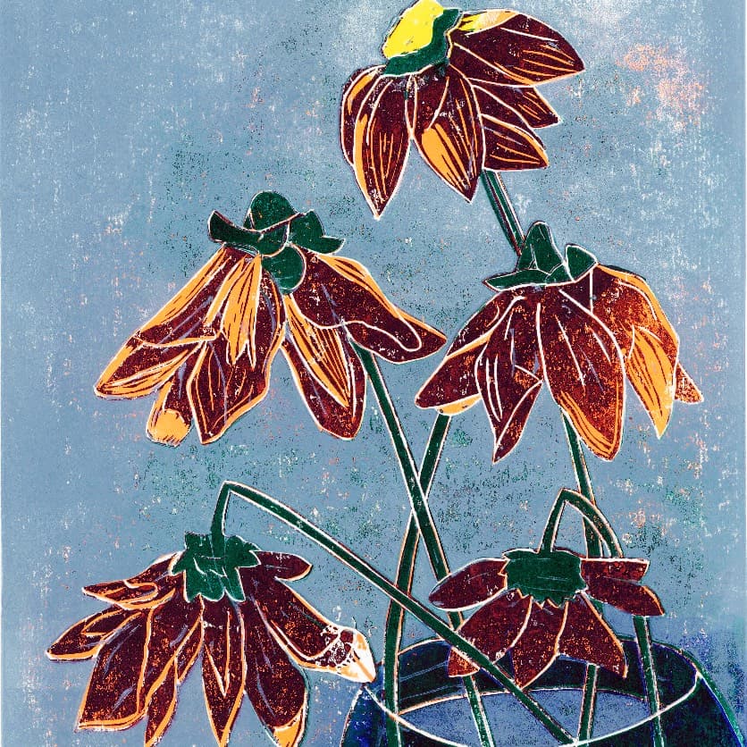 Estampe de germinis bordeaux et orangés aux tiges courbées dans un vase sombre sur fond bleu moucheté.