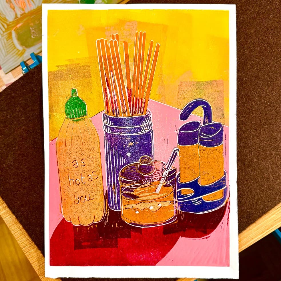Estampe d'une table avec flacon de sauce, baguettes et condiments aux teintes jaune, rose et violette.