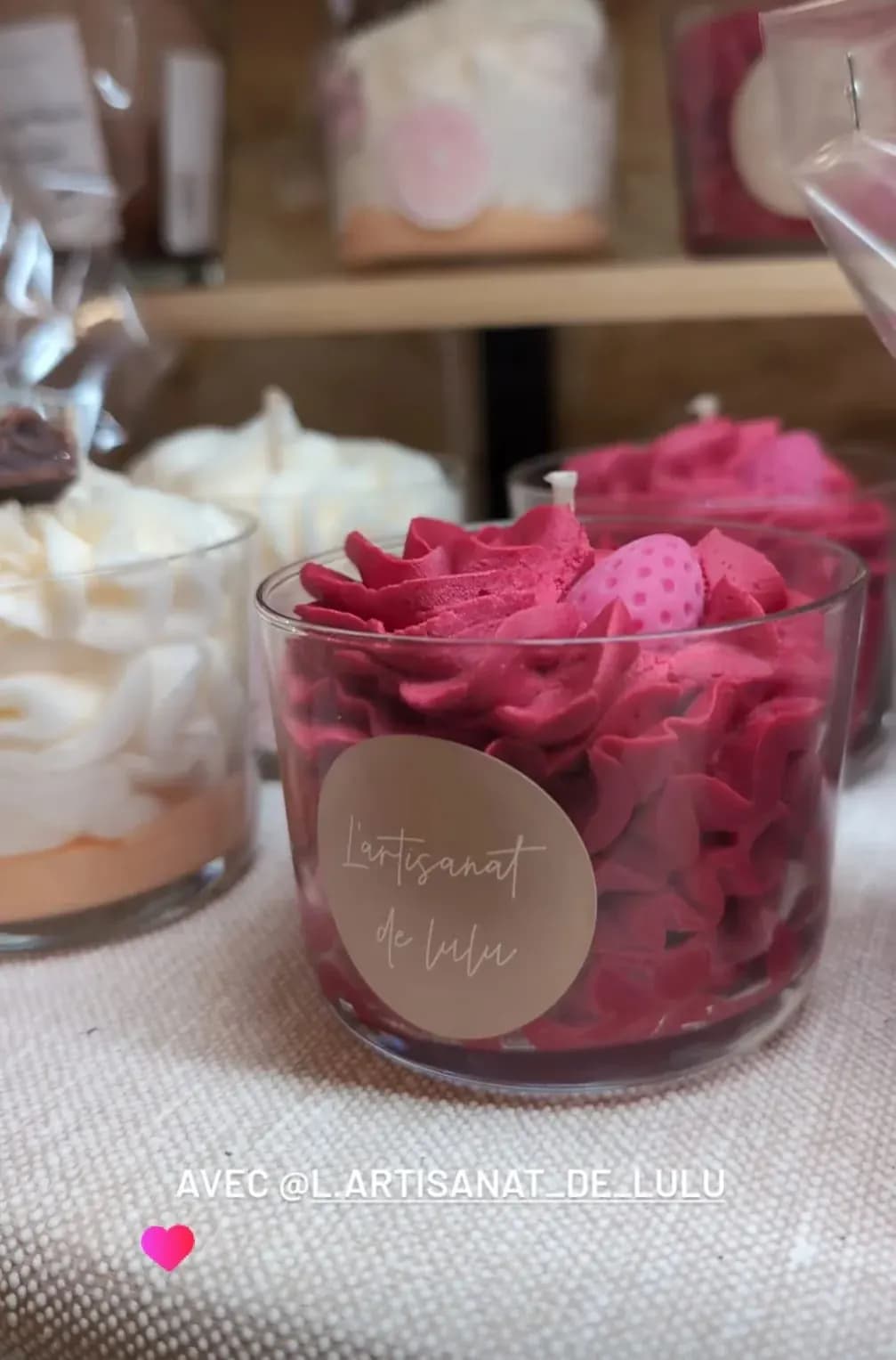 Bougie artisanale en verre avec cire pochée rouge framboise et décor fruité