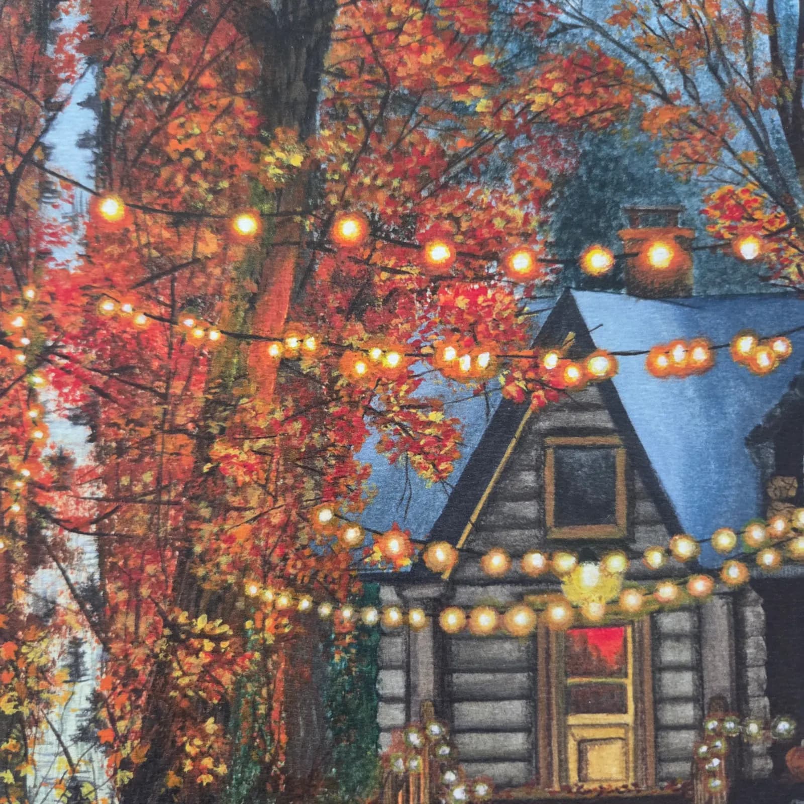 Gros plan sur les citrouilles sculptées et illuminées posées sur un tapis de feuilles mortes d'automne.