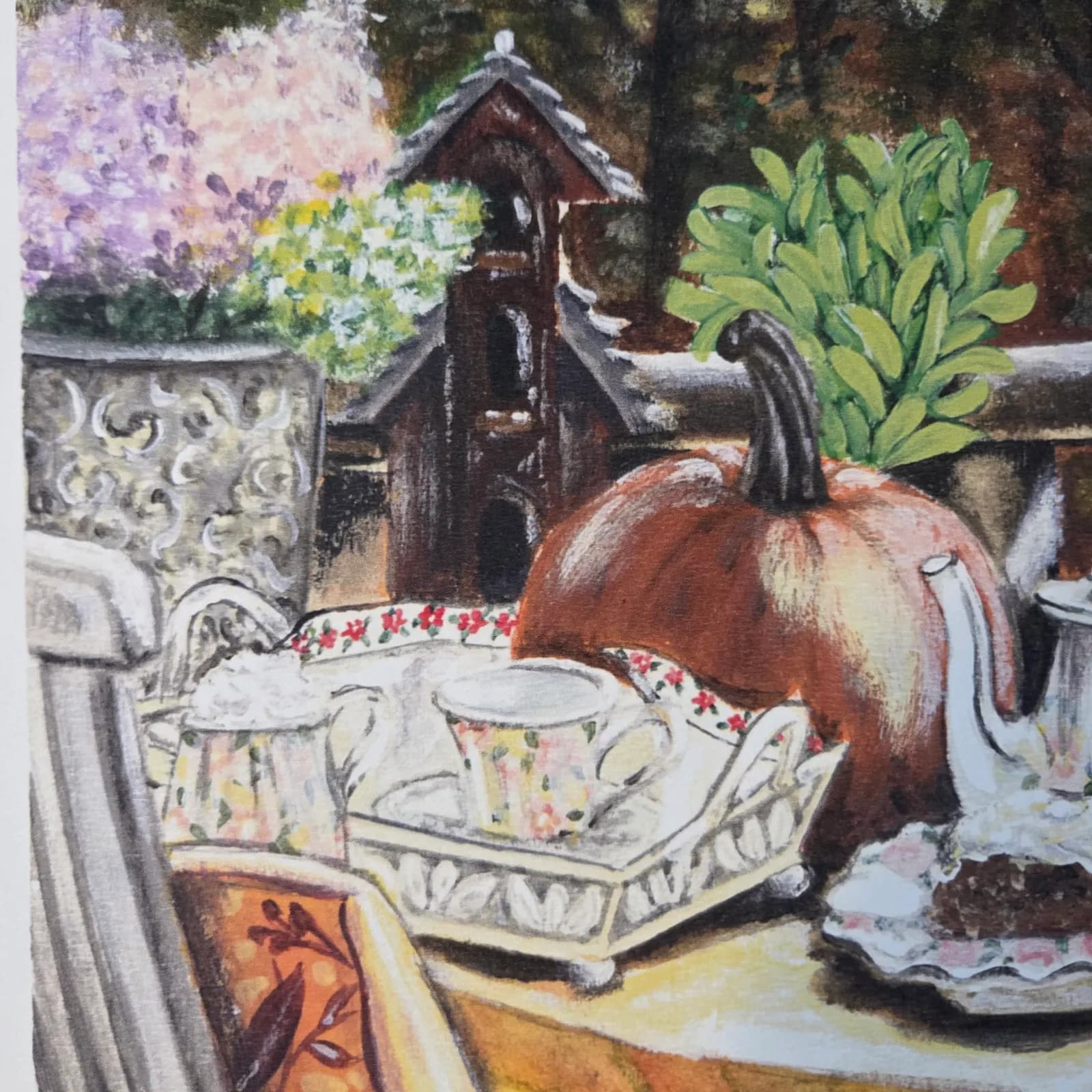 Gros plan sur l'illustration montrant la tasse à thé fleurie, le plateau et la citrouille orange sur la table.