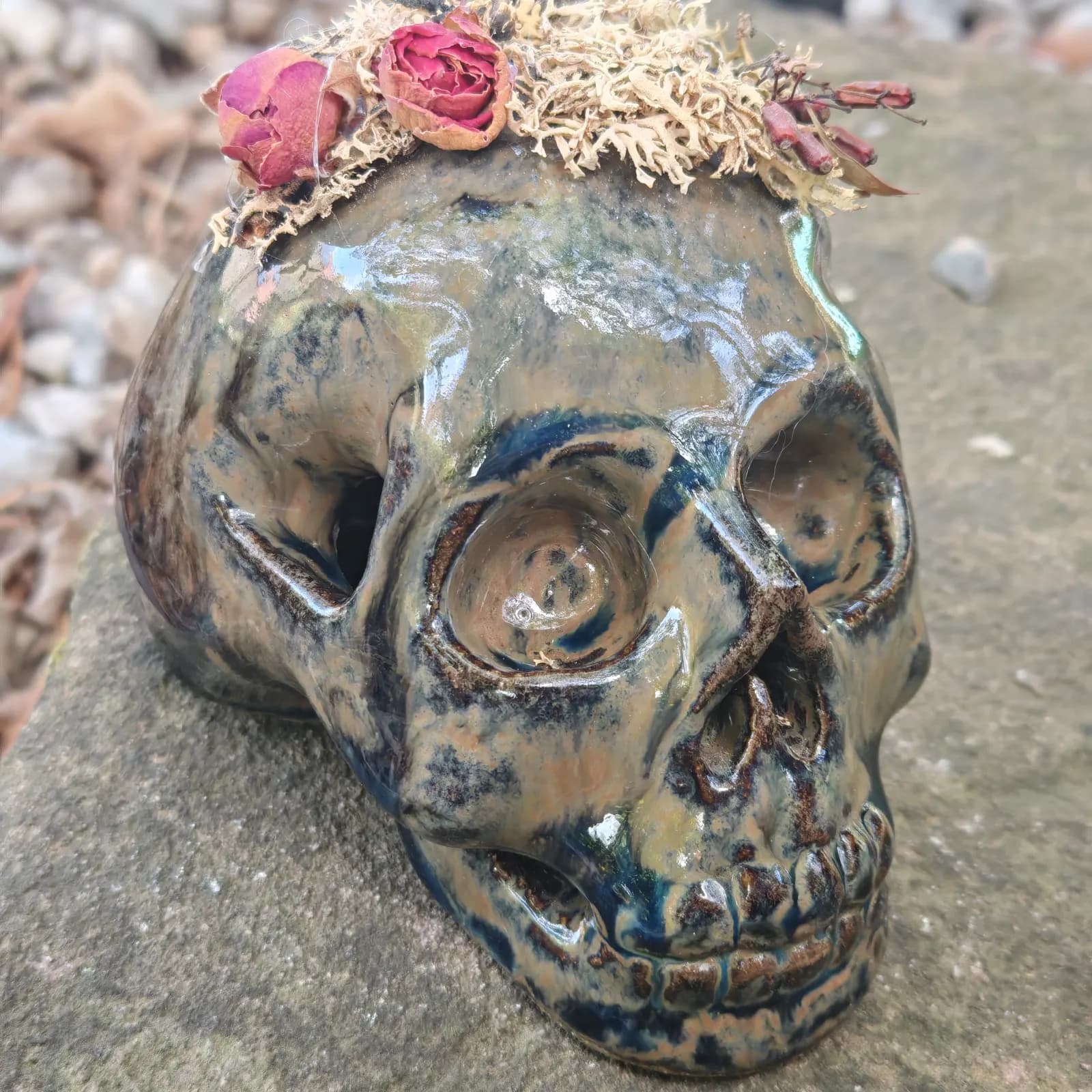 Crâne décoratif en céramique émaillée et fleurs séchées
