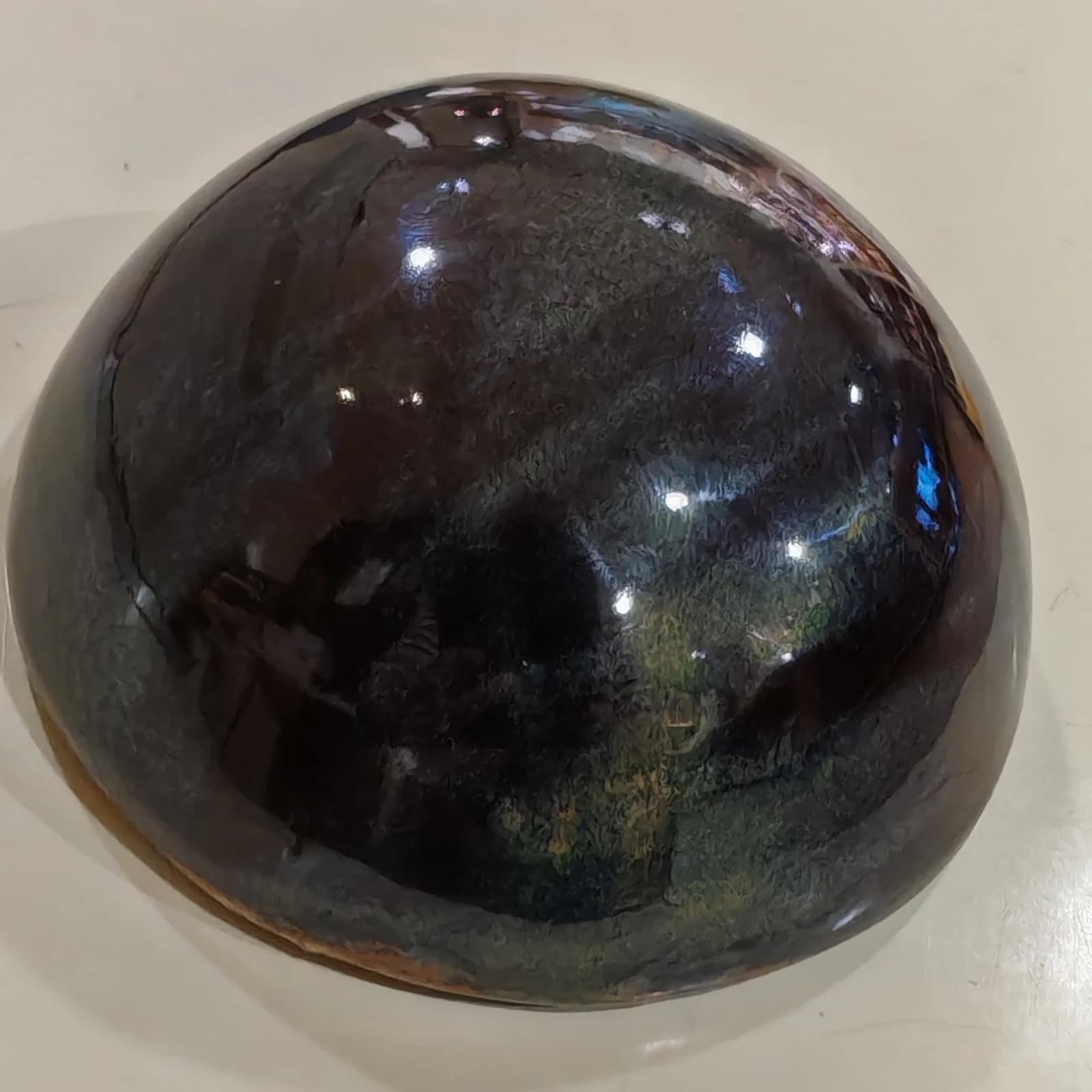 Salière en céramique artisanale au dôme émaillé sombre